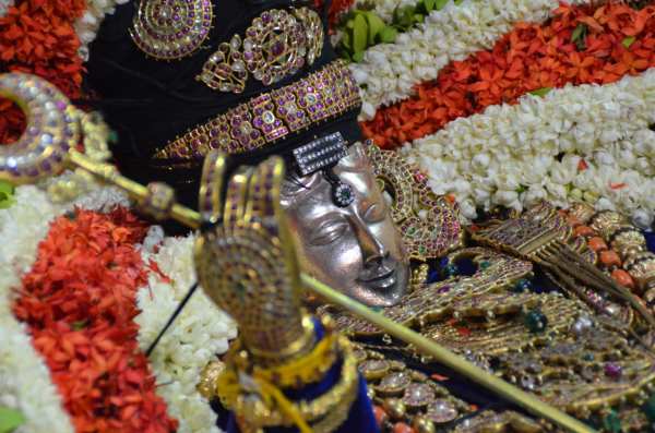 மாட வீதிகளில் குவிந்த பக்தர்கள் 