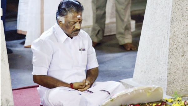 ஜெயலலிதா மறைந்த போது பிளந்த அதிமுக 