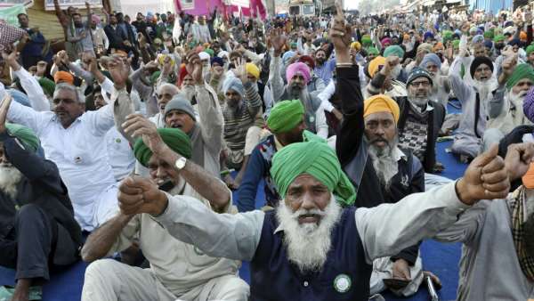  12 அதிகாரிகள்