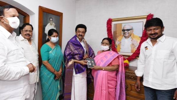 Tamilnadu Minister STalin recieves his birthday wish from rajathiammal in cit colony house Tamilnadu Minister STalin recieves his birthday wish from rajathiammal in cit colony house