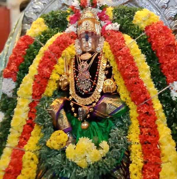 காப்பு கட்டும் பக்தர்கள் காப்பு கட்டும் பக்தர்கள்