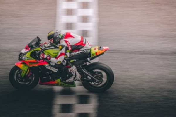 பின்னால்தான் அமர்ந்து சென்றார் பின்னால்தான் அமர்ந்து சென்றார்