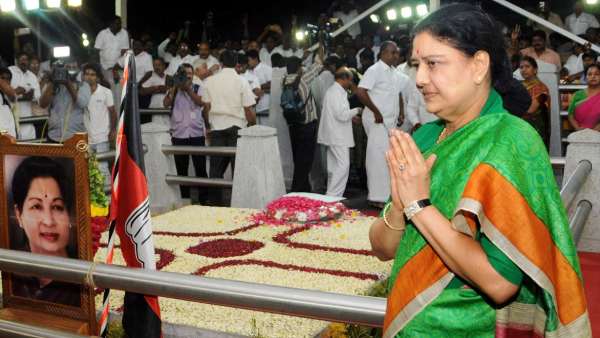 ஜெ.சமாதியில் சசிகலா 