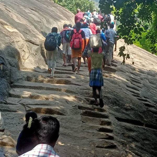  மலை ஏறும்பக்தர்கள் 