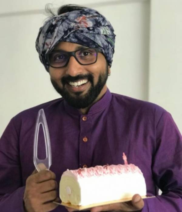 கேக்குடன் ஆனந்தக்கண்ணன்