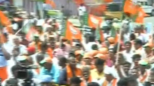 முன்வரிசையில் சசிகலா புஷ்பா, மதுவந்தி 