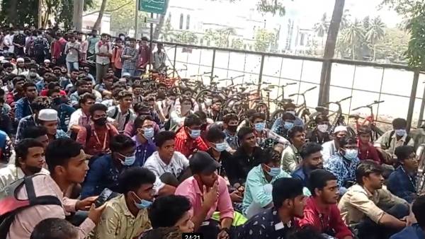 புதுக்கல்லூரி மாணவர்கள் போராட்டம் 