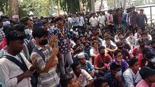 அதிராம்பட்டினம் கல்லூரி மாணவர்கள் போராட்டம் 