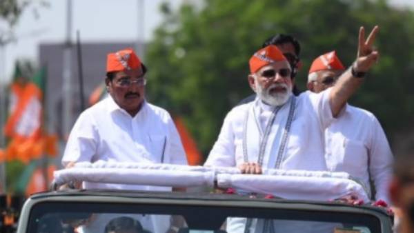 Modi rally on the streets of Gujarat with a saffron hat... laying the groundwork for the next gujrat elections? Modi rally on the streets of Gujarat with a saffron hat... laying the groundwork for the next gujrat elections?