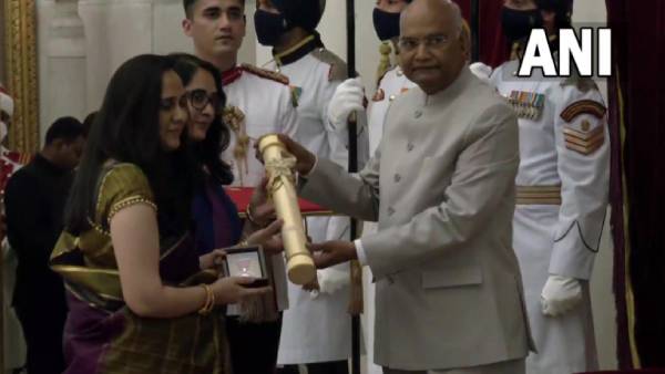 விருதை பெற்ற மகள்கள் 