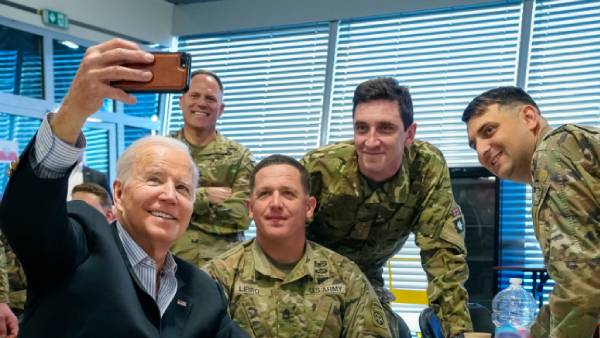  அமெரிக்க படைகளுடன் செல்பி 