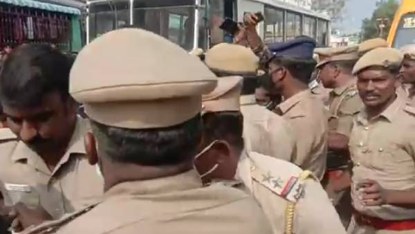 போலீஸ் தடியடி 