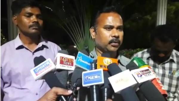 வகுப்பிற்குள் கத்தி வகுப்பிற்குள் கத்தி