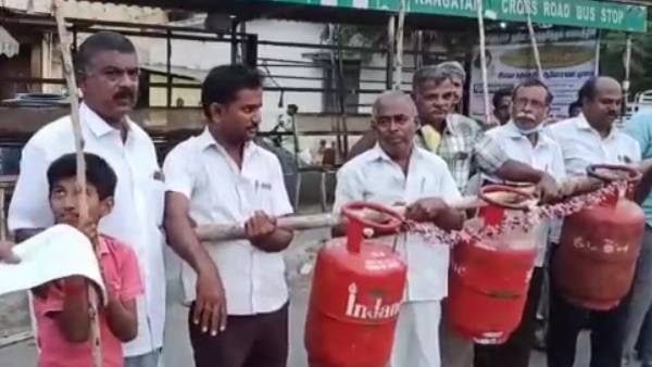 சிலிண்டர்களுக்கு மாலைபோட்டு ஆர்ப்பாட்டம் 