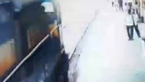 முதியவரை காப்பாற்ற 