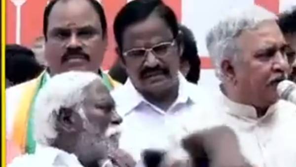 ஆத்திரமாக தட்டிவிடப்பட்ட துரைசாமியின் கை ஆத்திரமாக தட்டிவிடப்பட்ட துரைசாமியின் கை