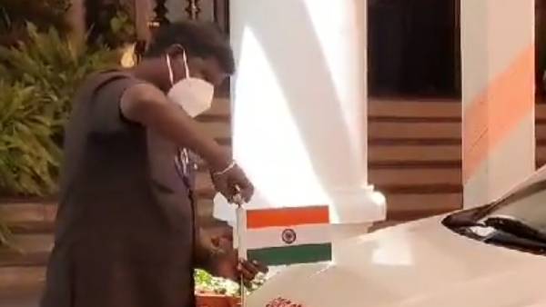 காரில் இருந்து நீக்கம் 