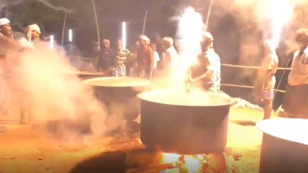 200 ஆடுகள், 300 கோழிகள் 200 ஆடுகள், 300 கோழிகள்