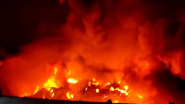 2 தீயணைப்பு வீரர்களுக்கு காயம் 2 தீயணைப்பு வீரர்களுக்கு காயம்