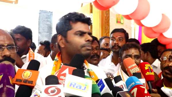 ஜெயலலிதா படங்களை அகற்றுவது தவறு ஜெயலலிதா படங்களை அகற்றுவது தவறு