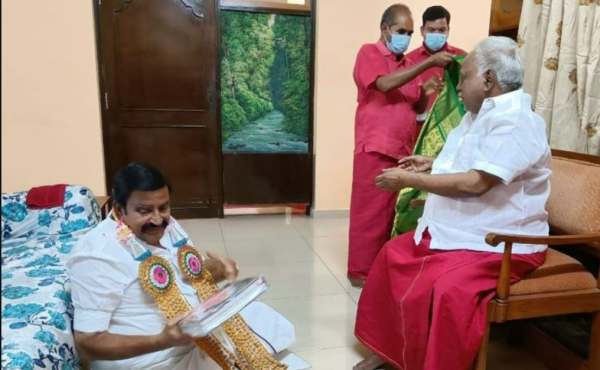 தரையில் அமர்ந்த கே.என்.நேரு தரையில் அமர்ந்த கே.என்.நேரு