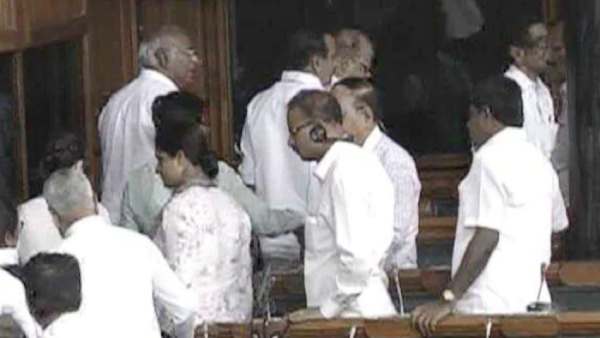 எதிர்க்கட்சிகள் வெளிநடப்பு