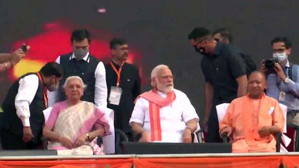 சிறப்பு விருந்தினர் நரேந்திர மோடி 