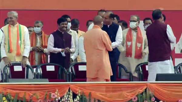  சாமியார்கள் முதல் ஆளுநர்கள் வரை 