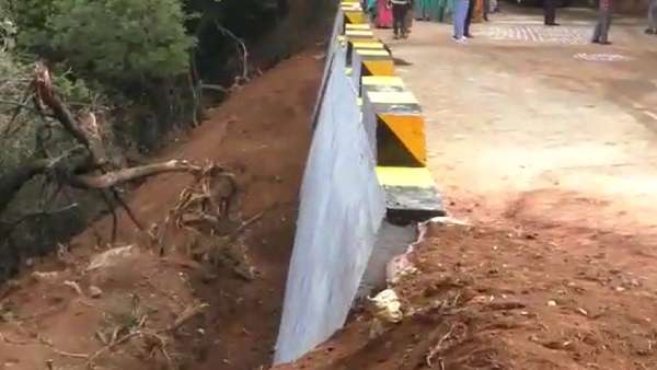 கனமழையால் மண்சரிவு 