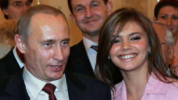 வெற்றி வீராங்கனையாக வலம் வந்த அலினா வெற்றி வீராங்கனையாக வலம் வந்த அலினா