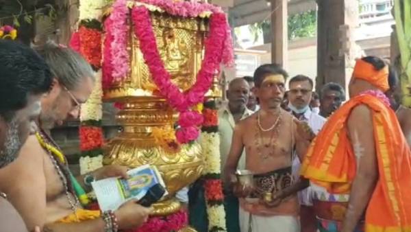 தங்கக் கொடிமரத்தில் கொடியேற்றம் 