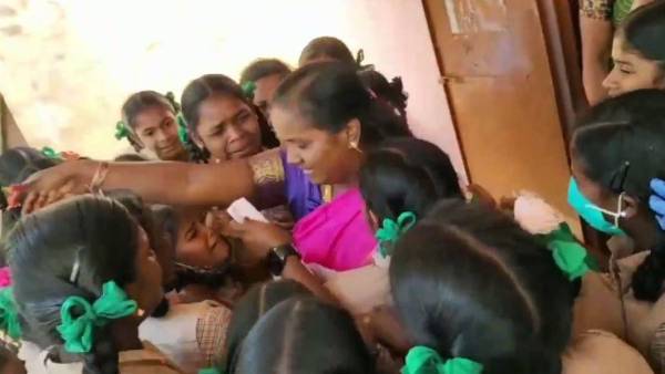 கண்ணீர் விட்டு அழுத மாணவிகள் கண்ணீர் விட்டு அழுத மாணவிகள்