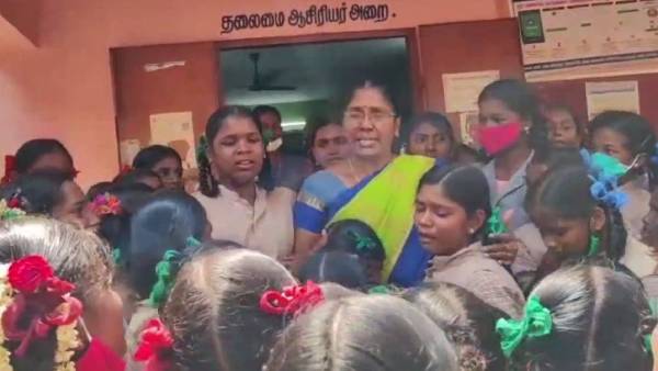 மாணவிகளை அதிர வந்த ட்ரான்ஸ்பர் உத்தரவு மாணவிகளை அதிர வந்த ட்ரான்ஸ்பர் உத்தரவு