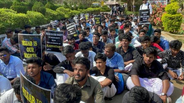 போராட்டத்தை தொடங்கி வைத்த புதுக்கல்லூரி மாணவர்கள் 