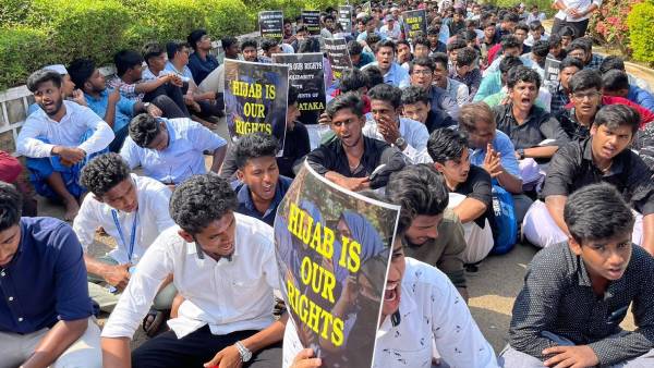 ஆவடி பொறியியல் கல்லூரி மாணவர்கள் போராட்டம் 