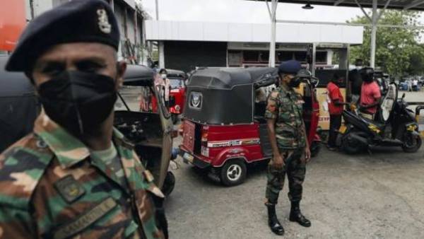 மயங்கி விழுகின்றனர்