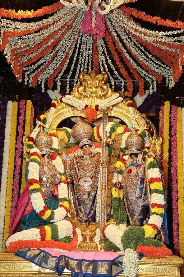 புஷ்கரணியில் குவிந்த கூட்டம் 