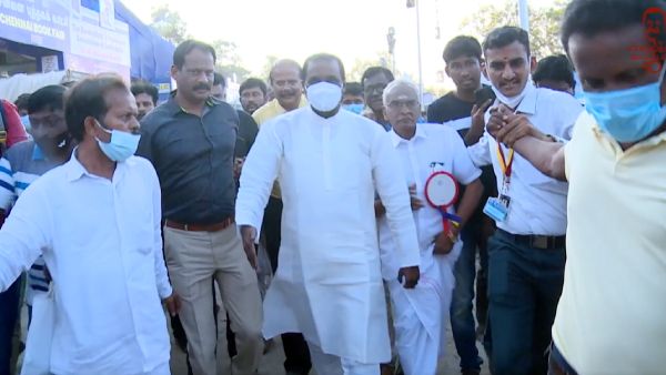 Vairamuthu shares video from his house to book fair 