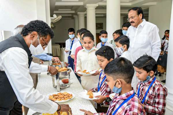  தாய்மொழியை நேசிக்க வேண்டும்