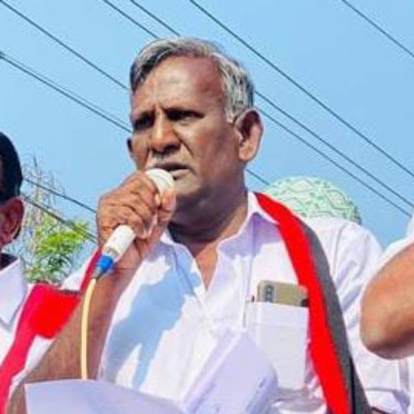 திமுக கவுன்சிலர்கள் தடுத்தனர் திமுக கவுன்சிலர்கள் தடுத்தனர்