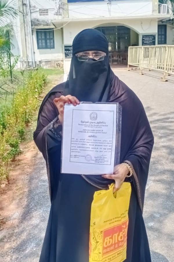 பெண் என்று கூட பார்க்காமல் நடந்துகொண்டனர் பெண் என்று கூட பார்க்காமல் நடந்துகொண்டனர்