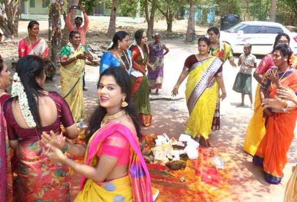 விழுப்புரத்தில் குவிந்த திருநங்கைகள் 