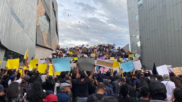 பணமின்றி தவிக்கும் இலங்கை 