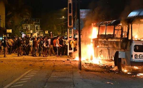 அதிபர் வீடு முற்றுகை