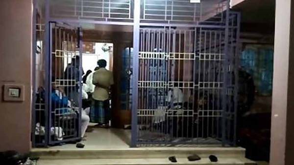 அந்த 3 பேர் யார்? 