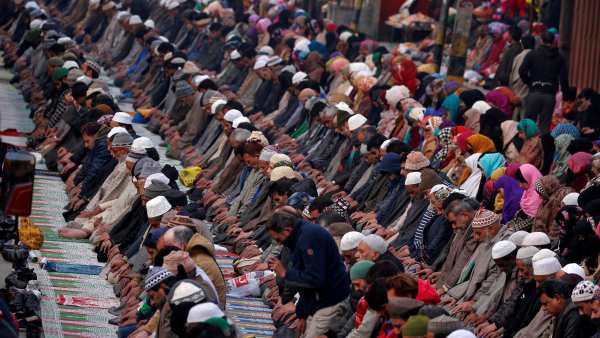 மத ரீதியாக ஏற்றத்தாழ்வு பார்க்காதீர்கள் 