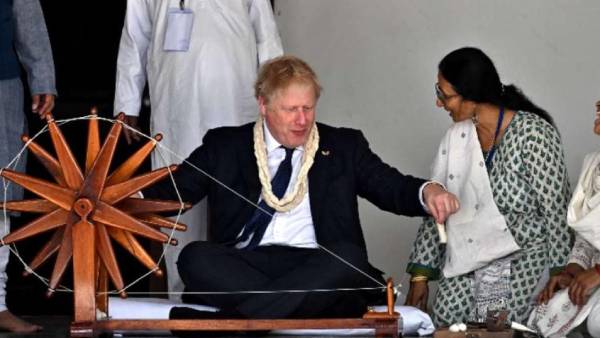 சபர்மதி ஆசிரமத்தில் போரிஸ் ஜான்சன்