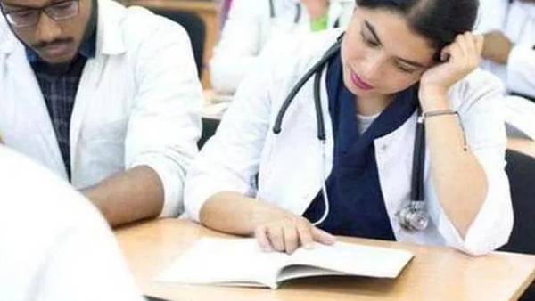 தேர்வை தள்ளிவைக்க வேண்டும் 