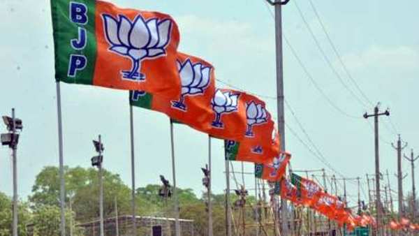 மூதாட்டியை வேனில் ஏற்றிய போலீசார் 