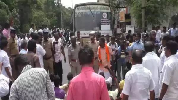 Fight for the wall like in the Madras movie - Clash between DMK and BJP in Karur Fight for the wall like in the Madras movie - Clash between DMK and BJP in Karur